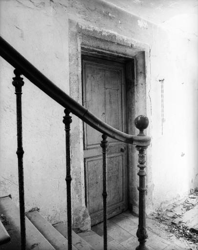 Porte à l'intérieur du logis des domestiques.