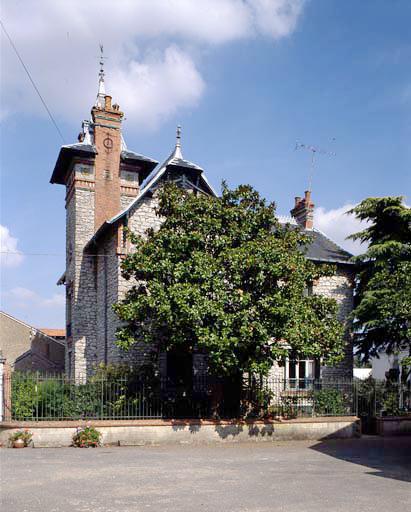Façade antérieure et réservoir latéral.