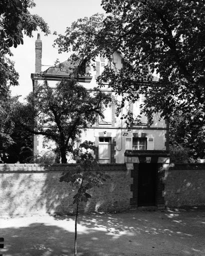 Façade principale, vue d'ensemble.