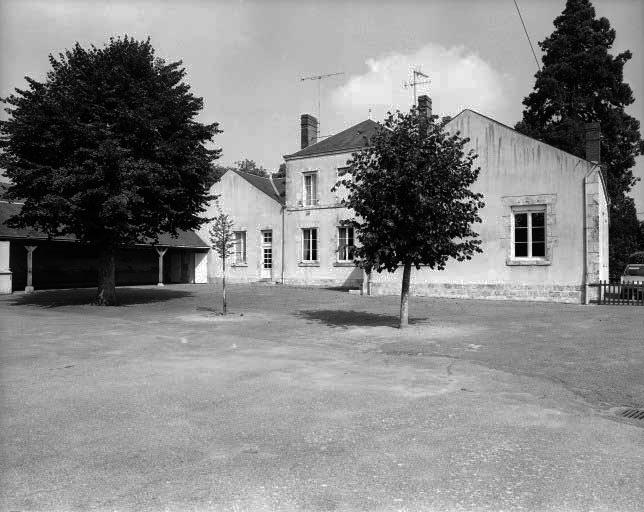 Revers du bâtiment et préau.
