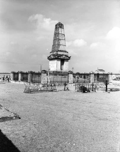 Revers du monument avec entrée d'accès à l'ossuaire.