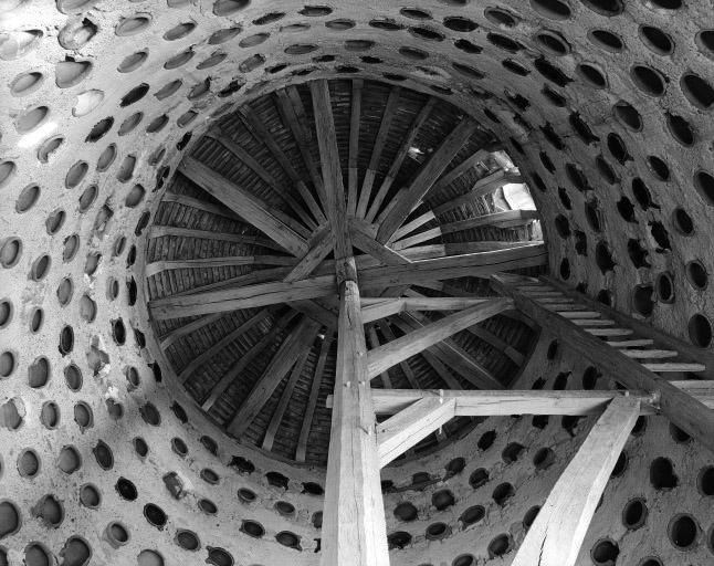 Boulins et échelle tournante du colombier.