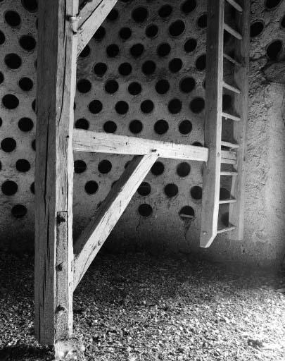 Boulins et partie inférieure de l'échelle tournante du colombier.