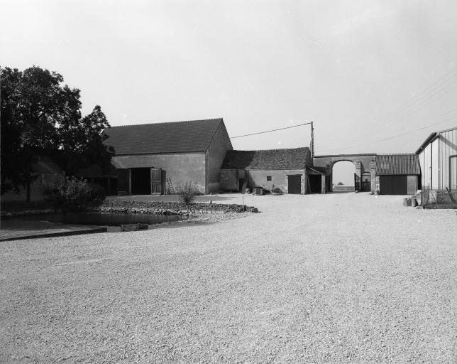 Entrée principale de la ferme, cellier et grange.