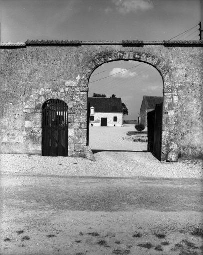 Portail à portes charretière et piétonne.