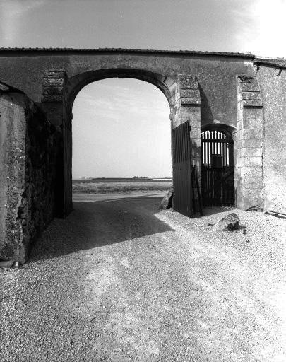 Revers du portail à portes charretière et piétonne.
