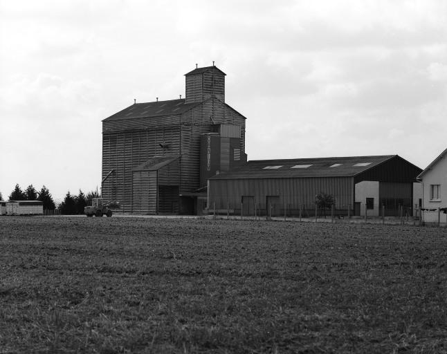 Silo à grains à l'entrée du bourg en venant de Villorceau.