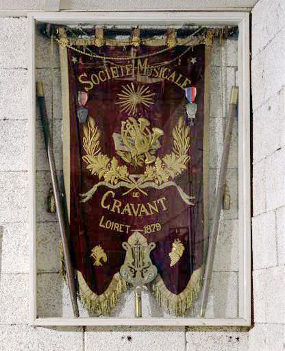 Bannière conservée derrière une vitrine.
