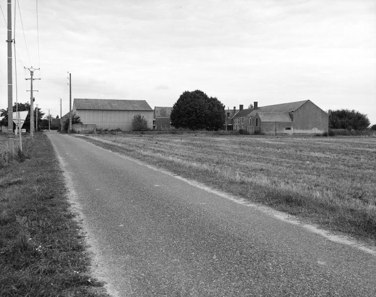 Lailly-en-Val : vue d'ensemble de la ferme du Ruauger sur la route de Flux.