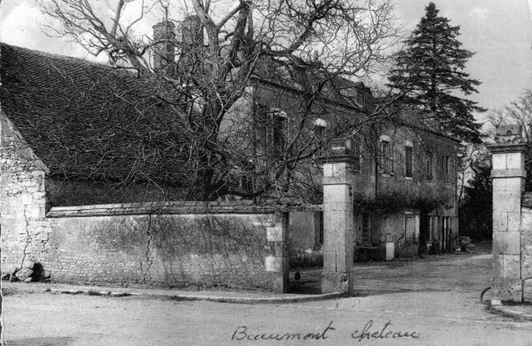Maison de maître au hameau de Beaumont vue de la rue.