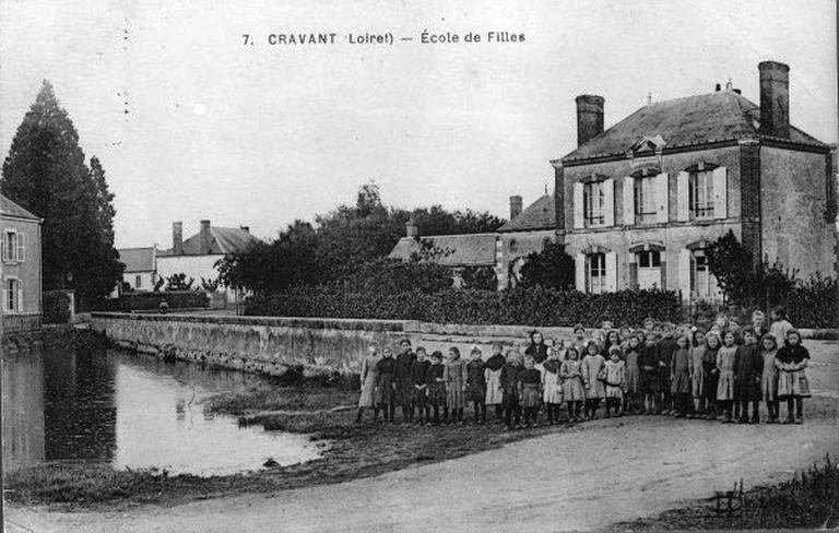 Ecole avec les enfants devant au début du siècle.