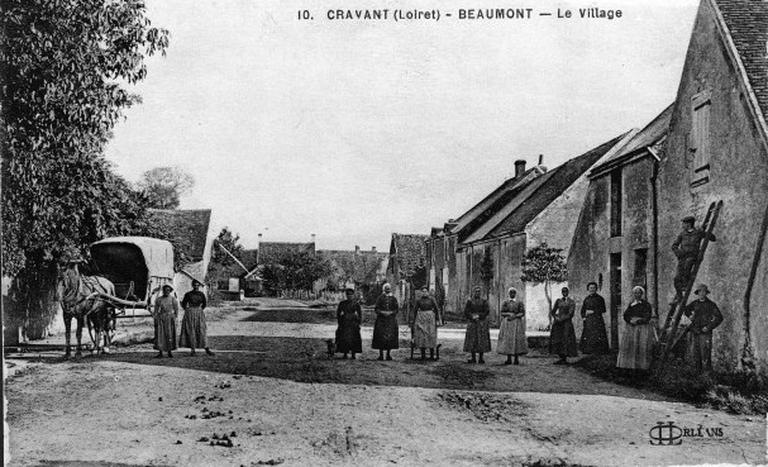 La rue principale du hameau de Beaumont au début du siècle.
