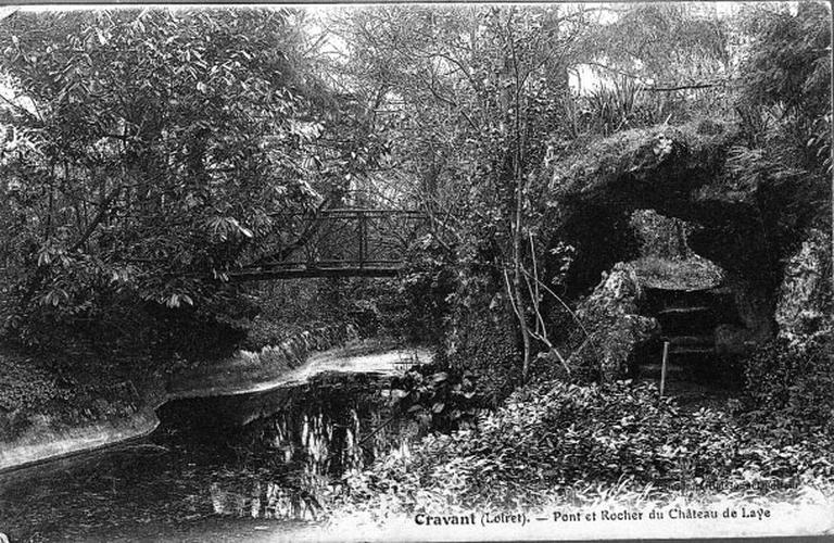 Pont et rocher du jardin au début du siècle.