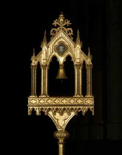 Vue rapprochée : l'édicule surmonté des insignes pontificaux et frappé de la Sainte chemise, emblème du chapitre.