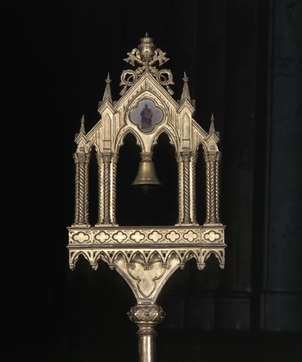 Vue rapprochée de l'autre face : l'édicule surmonté des insignes pontificaux et frappé de la statue de Notre-Dame du Pilier.