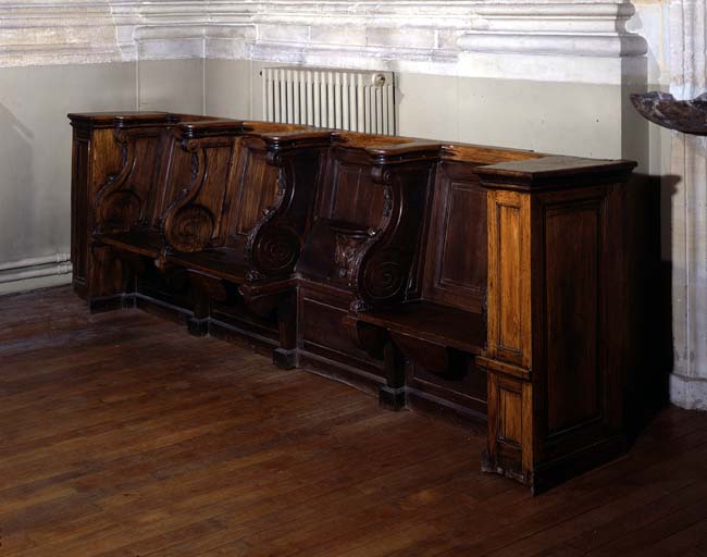 Vue d'ensemble des stalles déposées dans la chapelle de l'ancien séminaire (maintenant Archives départementales d'Eure-et-Loir).