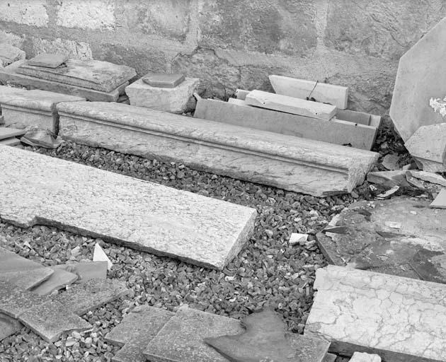 Eléments du pavement en marbre de la chapelle Notre-Dame de Sous-Terre (déposés aux Archives départementales d'Eure-et-Loir).