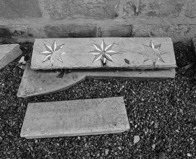 Eléments du pavement de la chapelle Notre-Dame de Sous-Terre (déposés aux Archives départementales d'Eure-et-Loir).