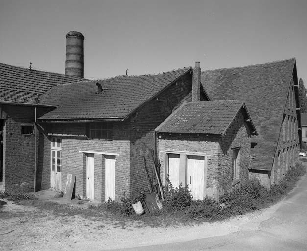 Petit local (à gauche) abritant le moteur faisant fonctionner l'élévateur dit filière (façade est).