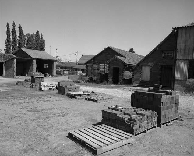 Arrière de la tuilerie : palettes de briques.