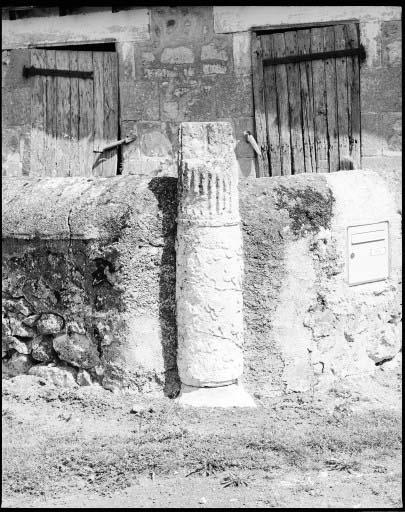 Fragment de colonne cannelée à fût orné de feuilles de lierre au tiers inférieur, situé dans l'écart des Chézeaux.