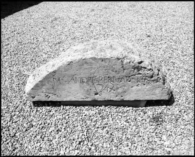 Linteau de pierre portant l'inscription «Me ANDRE BERNARD 1747».