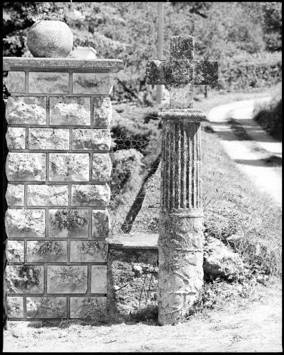 Fragment de colonne cannelée à fût orné de rameaux de lierre au tiers inférieur, remployée comme support de croix à la Villerie.
