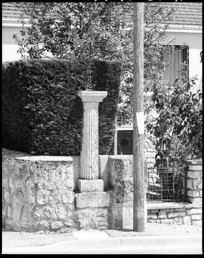 Tronçon de colonne cannelée remployée comme support de croix dans la rue d'Avant, à Avant.