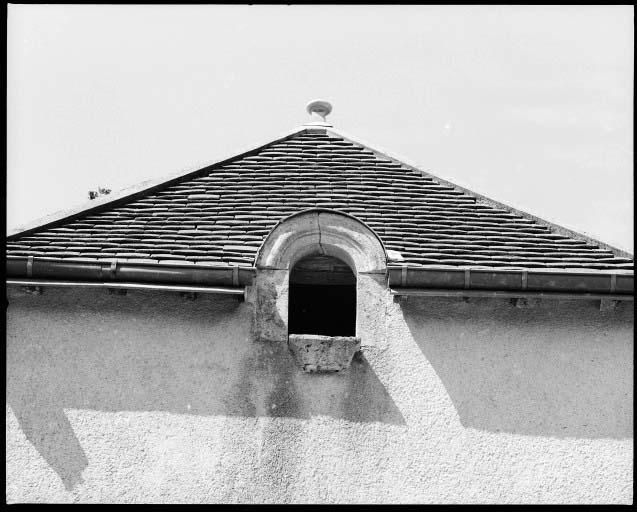 Détail d'une baie cintrée de la partie ancienne de la maison.