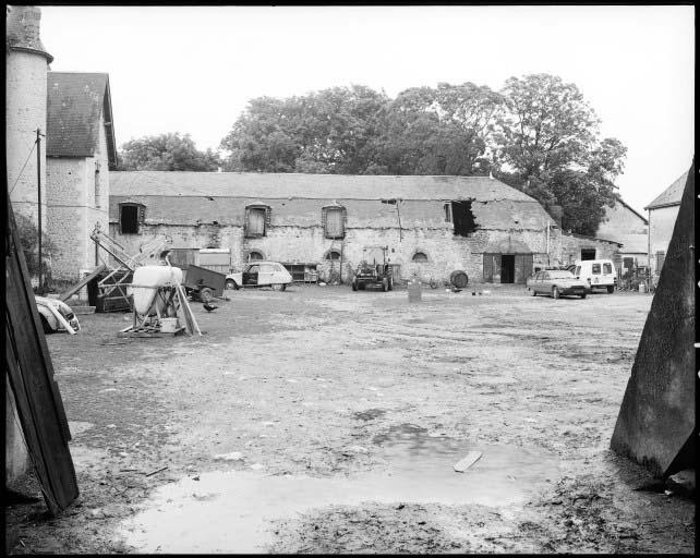 Ferme. Vue des étables prise du sud.