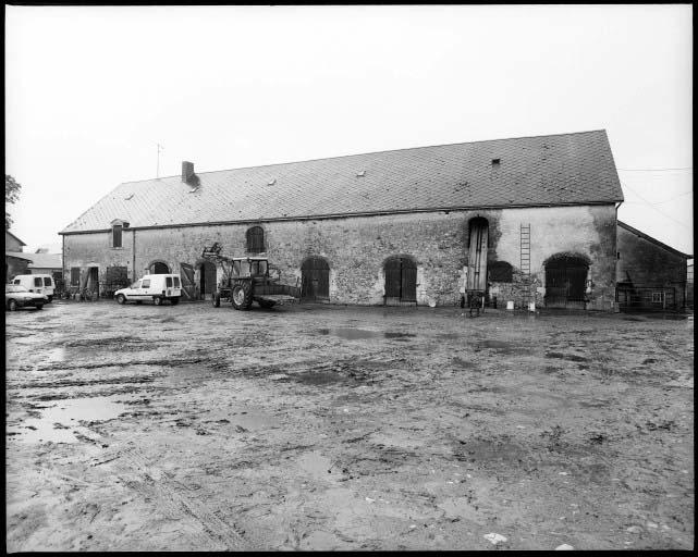 Ferme. Bâtiment comprenant le logis et des étables, pris de l'ouest.
