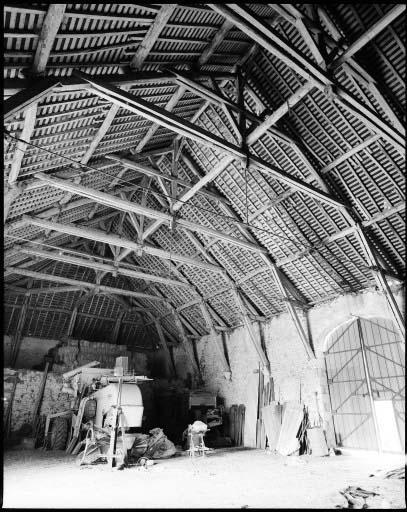 Ferme. La grange. Vue d'ensemble de la charpente prise de l'ouest.