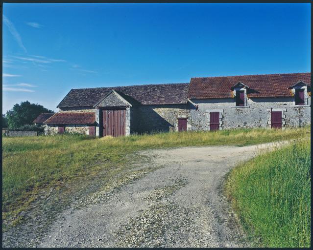 La grange à porteau et les étables vues du sud ouest.