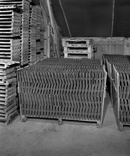 Le séchage des tuiles plates dans le séchoir.