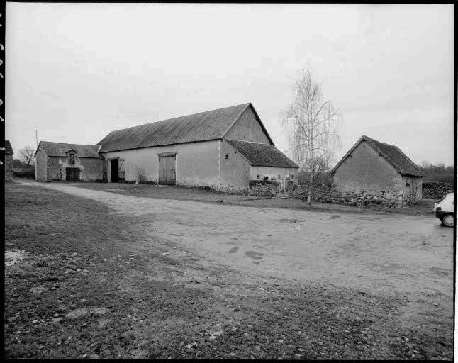 La grange à l'est de la cour.