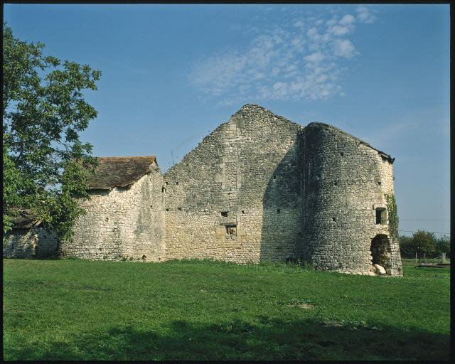 Vue d'ensemble de la maison forte prise du sud.