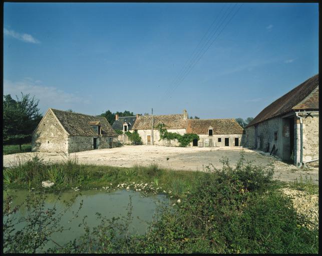 Vue d'ensemble des bâtiments prise du sud est.