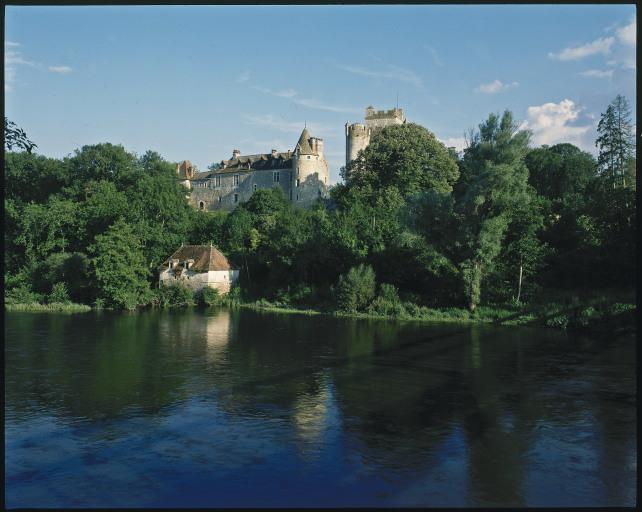 Vue d'ensemble prise du nord-ouest avec le moulin et la Creuse.