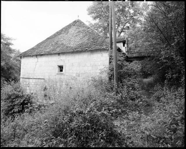 Vue prise de l'ouest avec une fenêtre ancienne.