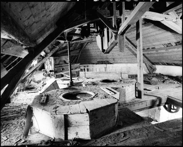 Vue intérieure à l'étage. La chambre des meules.