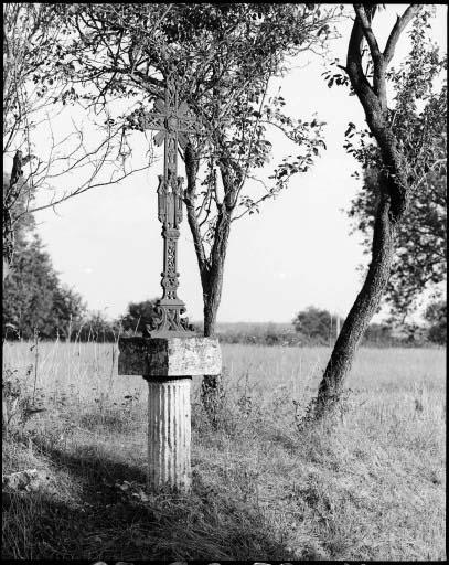 Fragment de fût de colonne cannelée remployée comme support de croix aux Chézeaux.