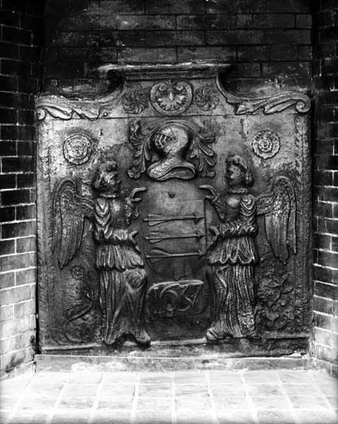 Cheminée de la salle à manger. Plaque de cheminée dont les armoiries n'ont pas été identifiées, datée de 1637.