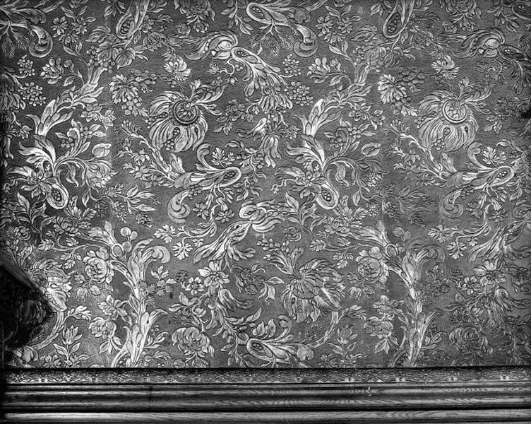 Revêtement mural de la salle à manger. Décor floral en cuir de cordoue.