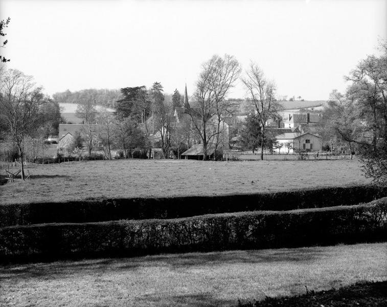Vue du village d'Epeigné prise depuis le château de Rennefort.
