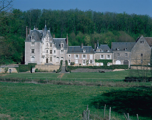 Vue d'ensemble du château. Façade sud-ouest.