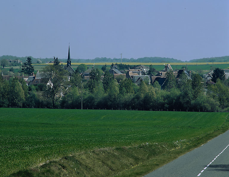 Vue de l'église et du village prise depuis l'ouest.