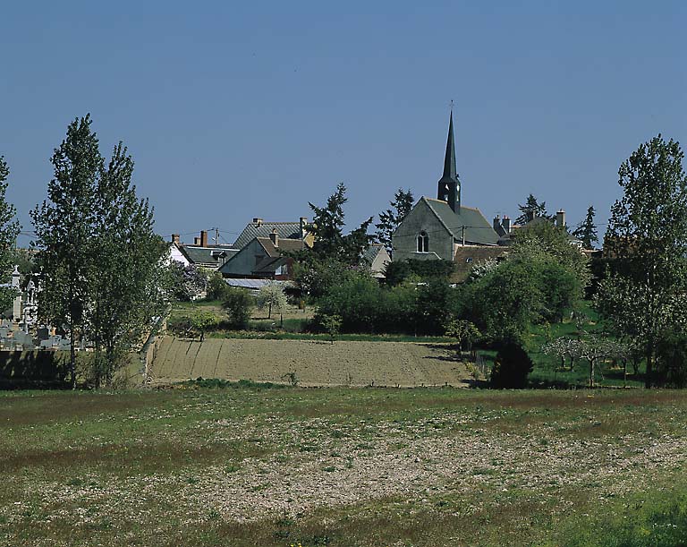 Vue de l'église et du cimetière prise depuis l'ouest.