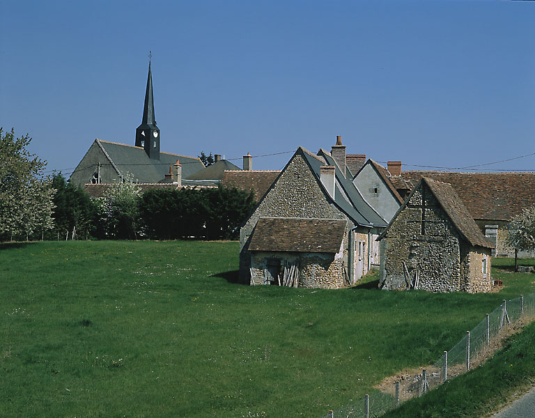 Vue de l'église prise depuis l'ouest.
