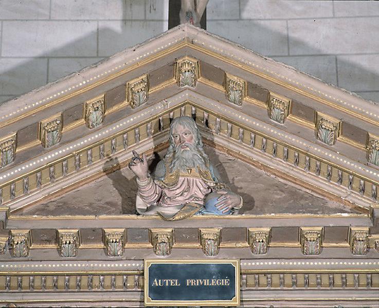 Statue placée au sommet du retable de la nef nord, faisant peut-être autrefois partie de l'ensemble de l 'Adoration des Mages.