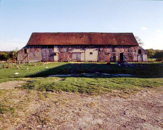 Vue d'ensemble de la grange-étable.
